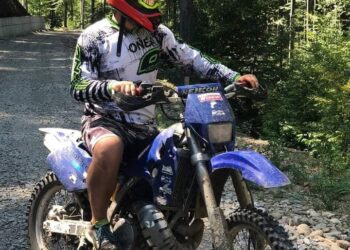 Tânărul de 20 de ani care și-a pierdut viața în accidentul din Valea Mare de Criș, scos printr-un culoare de motociclete din biserică