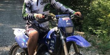 Tânărul de 20 de ani care și-a pierdut viața în accidentul din Valea Mare de Criș, scos printr-un culoare de motociclete din biserică