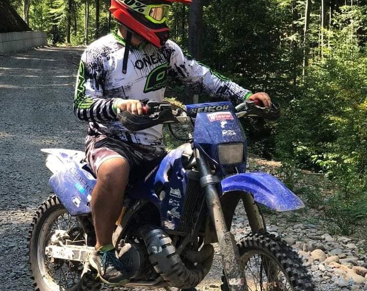 Tânărul de 20 de ani care și-a pierdut viața în accidentul din Valea Mare de Criș, scos printr-un culoare de motociclete din biserică