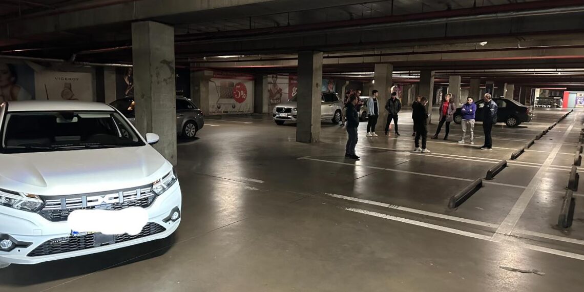 Au rămas sechestrați în parcarea Lotus. Oamenii au ieșit de la film