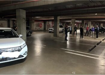 Au rămas sechestrați în parcarea Lotus. Oamenii au ieșit de la film