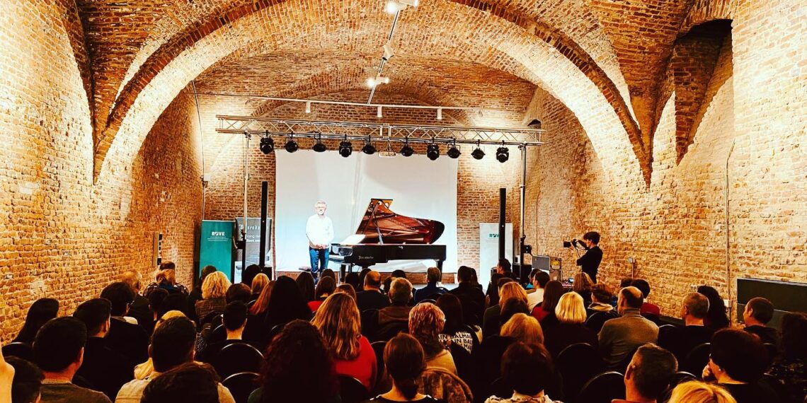 VIDEO. Primul pianist care a cântat în Comandamentul  NATO, concert în premieră la Oradea. A cântat  pe un pian ce poartă numele primului „Furnizor Oficial al Curții Imperiale și Regale”