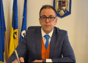Viceprimarul unui municipiu din Bihor, monitorizat de primar după ce a obținut creșterea salariilor angajaților în consiliul local. Stă, în medie, ceva, peste 3 ore la lucru