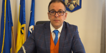 Viceprimarul unui municipiu din Bihor, monitorizat de primar după ce a obținut creșterea salariilor angajaților în consiliul local. Stă, în medie, ceva, peste 3 ore la lucru