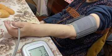 De viața ei depind două vieți. Își îngrijește de 50 de ani soțul nevăzător. Acum trece printr-un mare necaz