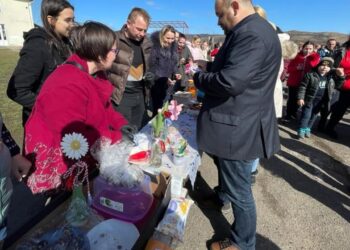 GALERIE. Primarul care a cumpărat creațiile copiilor
