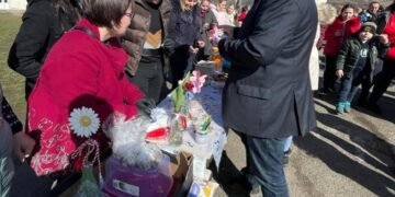 GALERIE. Primarul care a cumpărat creațiile copiilor