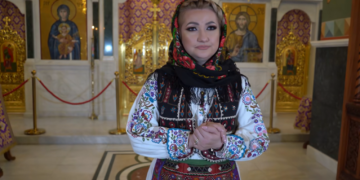 VIDEO/GALERIE.Iuliana Tătar a filmat alături de starețul Mănăstirii Izbuc pentru priceasna „M-așteaptă Maica Sfântă la Izbuc”