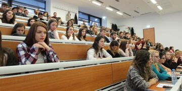 Facultăți de doi ani. Vor absolvi ingineri, economiști, informaticieni