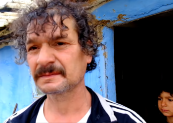 GALERIE. Situația dramatică a patru orfani care trăiesc cu tatăl lor, izolați, la lumina lumânării. Mama a murit de cancer. Un grup de tineri, strâng bani să le cumpere o casă