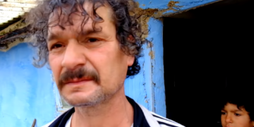 GALERIE. Situația dramatică a patru orfani care trăiesc cu tatăl lor, izolați, la lumina lumânării. Mama a murit de cancer. Un grup de tineri, strâng bani să le cumpere o casă