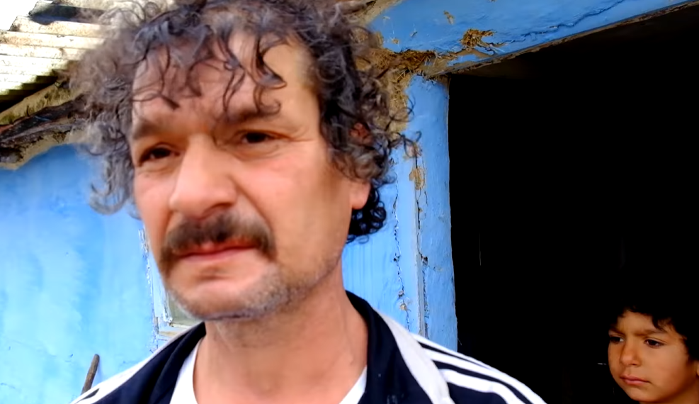 GALERIE. Situația dramatică a patru orfani care trăiesc cu tatăl lor, izolați, la lumina lumânării. Mama a murit de cancer. Un grup de tineri, strâng bani să le cumpere o casă