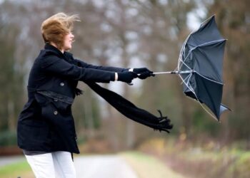 Bihorul, două zile sub cod galben de vreme rea: vânt puternic, ploi, lapoviţă şi ninsoare