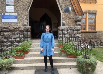 Profile de învingători. Beiușeanca Iulia Hinț, olimpică la română, matematică, engleză și franceză. Împreună cu Damaris Dan, calificate la faza națională, la franceză