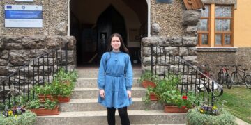 Profile de învingători. Beiușeanca Iulia Hinț, olimpică la română, matematică, engleză și franceză. Împreună cu Damaris Dan, calificate la faza națională, la franceză