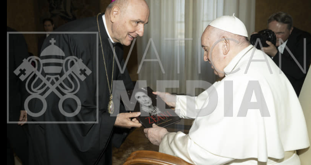 Episcopul Virgil Bercea, cadou de suflet pentru Papa Francisc. Sfântul Părinte se roagă pentru marea dispărută