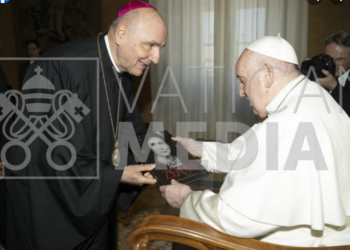 Episcopul Virgil Bercea, cadou de suflet pentru Papa Francisc. Sfântul Părinte se roagă pentru marea dispărută