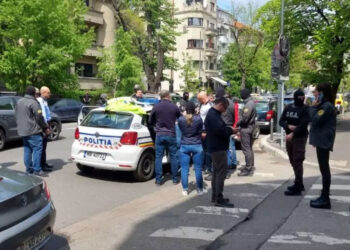 Poliţişti rutieri prinşi în flagrant în timp ce luau mită de la un ofiţer sub acoperire
