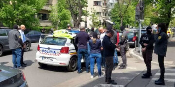 Poliţişti rutieri prinşi în flagrant în timp ce luau mită de la un ofiţer sub acoperire
