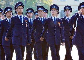 Se caută poliţişti: Ministerul de Interne a scos la concurs 2.900 de locuri pentru agenţi şi subofiţeri de poliţie / Înscrierile încep de azi