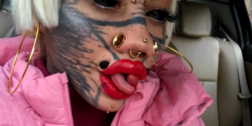 “Barbie modificată”, invitată la Congresul tatuatorilor.E în topul celor mai bizare intervenții de “înfrumusețare”