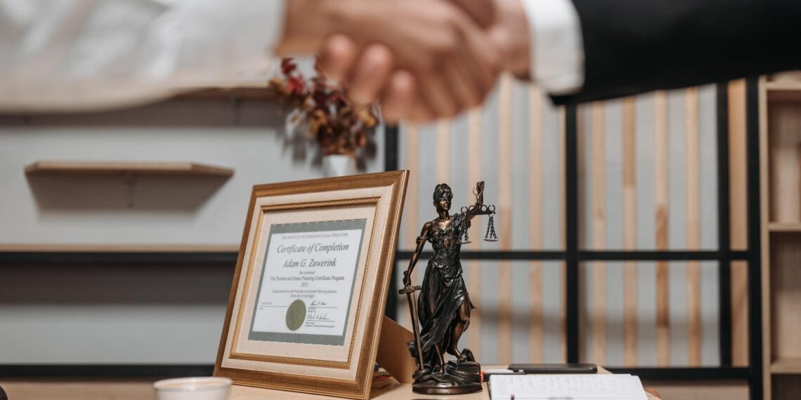 Cere deputaților să respingă proiectul de lege al Ministerului Justitiei.SRI nu are ce sa caute in relatia dintre avocat si client