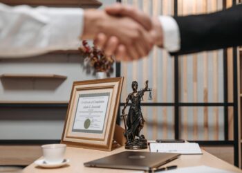 Cere deputaților să respingă proiectul de lege al Ministerului Justitiei.SRI nu are ce sa caute in relatia dintre avocat si client