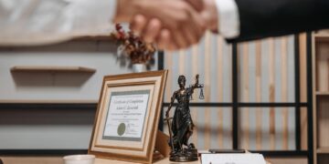 Cere deputaților să respingă proiectul de lege al Ministerului Justitiei.SRI nu are ce sa caute in relatia dintre avocat si client