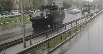 GALERIE.Imagini șocante cu zeci de blindate care traversează Bihorul