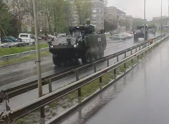 GALERIE.Imagini șocante cu zeci de blindate care traversează Bihorul