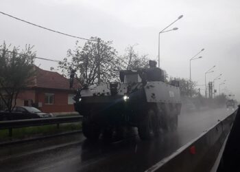 GALERIE.Imagini șocante cu zeci de blindate care traversează Bihorul