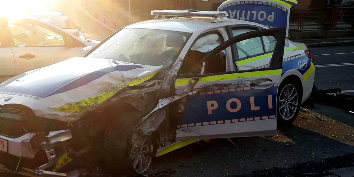 BMW nou de Poliţie, făcut praf în Cluj Napoca din cauza unui şofer neatent / şase persoane au fost rănite, patru maşini lovite