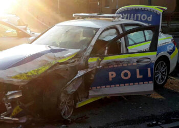 BMW nou de Poliţie, făcut praf în Cluj Napoca din cauza unui şofer neatent / şase persoane au fost rănite, patru maşini lovite