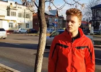 O instanță dispune ștergerea notei 2 la purtare pentru un elev. Tânărul a ironizat o profesoară pe o rețea de socializare