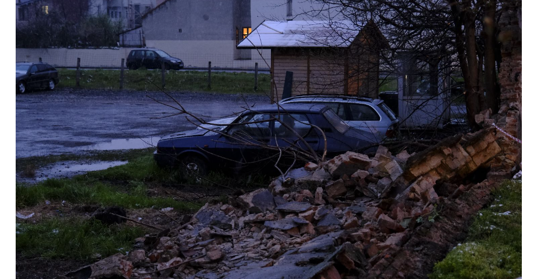 Mașinile ridicate de Primăria Oradea, sub dărâmături. A căzut un zid peste ele