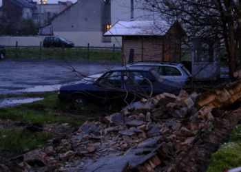 Mașinile ridicate de Primăria Oradea, sub dărâmături. A căzut un zid peste ele