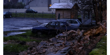 Mașinile ridicate de Primăria Oradea, sub dărâmături. A căzut un zid peste ele