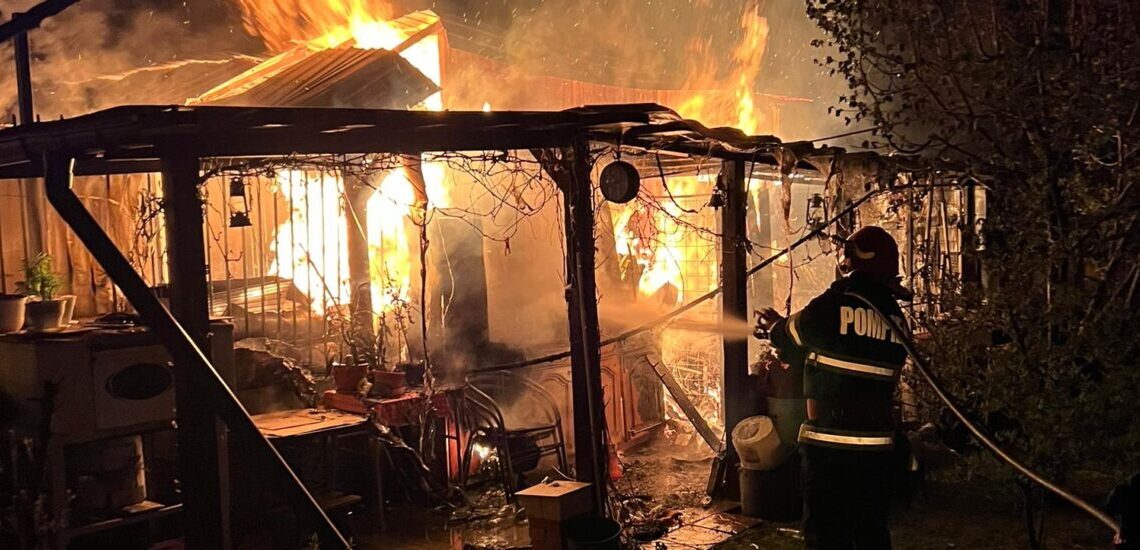 Biserica salvată. Incendiu pornit de la depozitarea cenuii și a jarului nestins lângă materialul combustibil