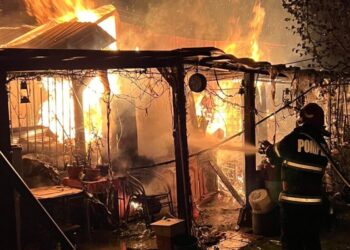 Biserica salvată. Incendiu pornit de la depozitarea cenuii și a jarului nestins lângă materialul combustibil