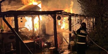 Biserica salvată. Incendiu pornit de la depozitarea cenuii și a jarului nestins lângă materialul combustibil