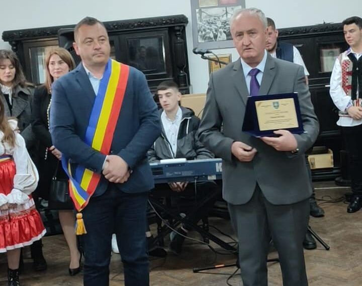 GALERIE. Avocatul care a făcut demersuri pentru intabularea a 47 ha de teren și reînființarea Școlii Normale, cetățean de onoare al Beiușului
