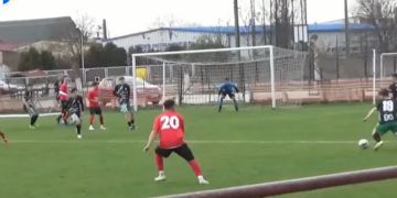 IMAGINI CU IMPACT EMOȚIONAL. Au evitat o tragedie la meciul CAO-CS Unirea Valea lui Mihai. Un jucător l-a lovit pe altul în zona gâtului. Tânărul a început să horcăie pe teren