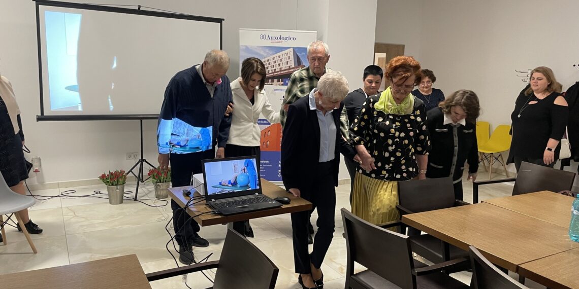 Actorul orădean care îl imita pe Charlie Chaplin luptă la 81 de ani, cu Parkinson făcând agricultură, apicultură și tangoterapie