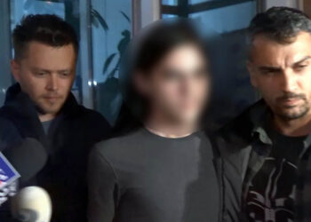 „Ar merita s-o omor?”: Elevul cuţitar care şi-a înjunghiat profesoara şi-a anunţat intenţia pe WhatsApp / Biserica Ortodoxă: de vină sunt „iresponsabilii din Învăţământ”