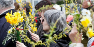 Peste 1,5 milioane de români, sărbătoriți în Duminica Floriilor