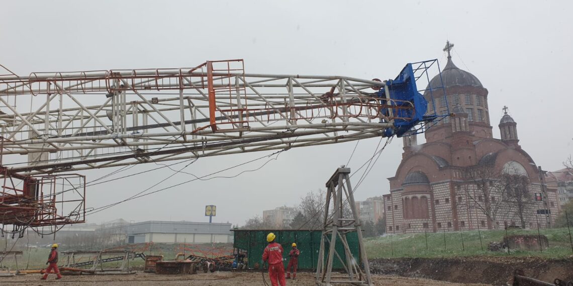 Sonda de apă geotermală din Nufărul va săpa la 2800 m. Au ridicat turla. 13.500 de beneficiari