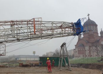 Sonda de apă geotermală din Nufărul va săpa la 2800 m. Au ridicat turla. 13.500 de beneficiari