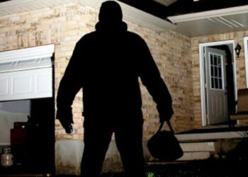 Un adolescent de 17 ani din Avram Iancu a ghidat prin snapchat trei hoți să spargă casa părinților săi