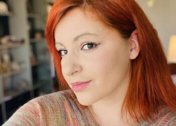 Ziaristă de 33 de ani, găsită moartă în apartament. Ea descoperise cine era femeia în rochie albastră