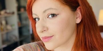 Ziaristă de 33 de ani, găsită moartă în apartament. Ea descoperise cine era femeia în rochie albastră